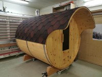 Sauna aus Arvenholz mit Vordach